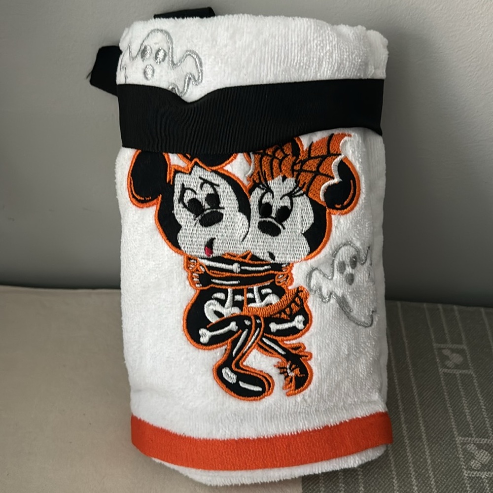 NWT Disney Mickey and Minnie embroidered hand towels - Picture 3 of 4
